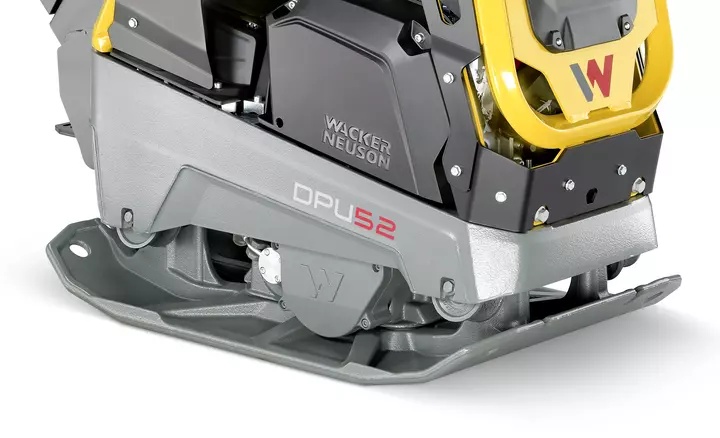 Otwarta płyta dolna zagęszczarki Wacker BPU 5260Ah ułatwiająca serwis